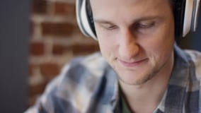 Opinião ascendente próxima um pianista ou um guitarrista novo que tentam compor sua música nova em uma ruptura de café duting aba video estoque Opinião ascendente próxima um pianista ou um guitarrista novo que tentam compor sua música nova em uma ruptura de café duting aba video estoque