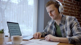 Opinião ascendente próxima um pianista ou um guitarrista novo que tentam compor sua música nova em uma ruptura de café duting aba vídeos de arquivo Opinião ascendente próxima um pianista ou um guitarrista novo que tentam compor sua música nova em uma ruptura de café duting aba vídeos de arquivo