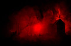 Opinião assustador os zombis na árvore inoperante do cemitério, na lua, na igreja e no céu nebuloso assustador com névoa, conceit imagens de stock Opinião assustador os zombis na árvore inoperante do cemitério, na lua, na igreja e no céu nebuloso assustador com névoa, conceit imagens de stock