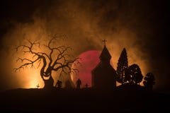Opinião assustador os zombis na árvore inoperante do cemitério, na lua, na igreja e no céu nebuloso assustador com névoa, conceit fotografia de stock Opinião assustador os zombis na árvore inoperante do cemitério, na lua, na igreja e no céu nebuloso assustador com névoa, conceit fotografia de stock