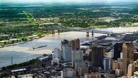 Opinião aérea a baixa, a Nova Orleães, o Louisiana e o Crescent City Connection Bridge fotografia de stock Opinião aérea a baixa, a Nova Orleães, o Louisiana e o Crescent City Connection Bridge fotografia de stock