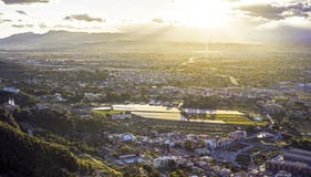 Opinião aérea da arquitetura da cidade da cidade de Múrcia, das montanhas durante um por do sol bonito imagens de stock Opinião aérea da arquitetura da cidade da cidade de Múrcia, das montanhas durante um por do sol bonito imagens de stock
