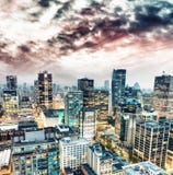 Opinião aérea da noite de arranha-céus de Vancôver do telhado da cidade - B Imagem de Stock Opinião aérea da noite de arranha-céus de Vancôver do telhado da cidade - B Imagem de Stock