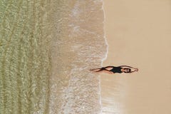 Opini?o a?rea a jovem mulher na praia fotos de stock Opini?o a?rea a jovem mulher na praia fotos de stock