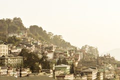 Opinião bonita do panorama da cidade de Gangtok, a cidade a maior do estado indiano de Sikkim, situado na escala Himalaia orienta foto de stock Opinião bonita do panorama da cidade de Gangtok, a cidade a maior do estado indiano de Sikkim, situado na escala Himalaia orienta foto de stock