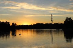 Opinião bonita do por do sol de Humallahti em Töölö, Helsínquia, Finla imagem de stock Opinião bonita do por do sol de Humallahti em Töölö, Helsínquia, Finla imagem de stock