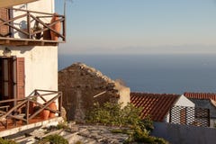 Opinião bonita do terraço do verão de uma casa grega velha no Mar Egeu e o Sporades na ilha grega de Alonissos, GR antiga imagem de stock Opinião bonita do terraço do verão de uma casa grega velha no Mar Egeu e o Sporades na ilha grega de Alonissos, GR antiga imagem de stock