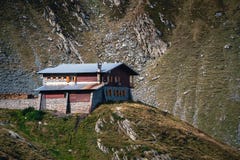 Opinião cênico da paisagem em uma casa só na parte superior da montanha Transfagarasan, hotel, Romênia foto de stock Opinião cênico da paisagem em uma casa só na parte superior da montanha Transfagarasan, hotel, Romênia foto de stock
