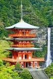 Opinião cênico o Kumano Nachi Taisha e o Nachi Waterfall imagem de stock Opinião cênico o Kumano Nachi Taisha e o Nachi Waterfall imagem de stock