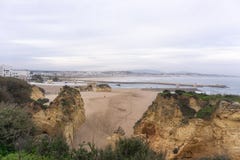 Opinião da cidade de Lagos, Portugal com praia, rio e rochas imagens de stock Opinião da cidade de Lagos, Portugal com praia, rio e rochas imagens de stock