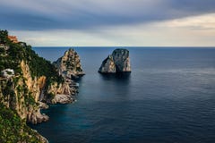 Opinião da ilha de Capri sob o céu nebuloso após a tempestade imagens de stock royalty free Opinião da ilha de Capri sob o céu nebuloso após a tempestade imagens de stock royalty free