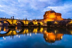 Opinião da noite Castel Sant ‘Angelo Castle do anjo santamente em R imagens de stock Opinião da noite Castel Sant ‘Angelo Castle do anjo santamente em R imagens de stock