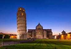 Opinião da noite de di Pisa do domo da catedral de Pisa com a torre inclinada de di Pisa de Pisa Torre no dei Miracoli da praça e Imagens de Stock Opinião da noite de di Pisa do domo da catedral de Pisa com a torre inclinada de di Pisa de Pisa Torre no dei Miracoli da praça e Imagens de Stock