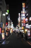 Opinião da noite de uma rua na área famosa de Shinjuko no Tóquio imagens de stock royalty free Opinião da noite de uma rua na área famosa de Shinjuko no Tóquio imagens de stock royalty free
