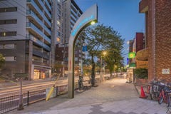 Opinião da noite do portal do metal que marca a entrada ao distrito da matéria têxtil de Nippori, que estica mais do que um quilô foto de stock Opinião da noite do portal do metal que marca a entrada ao distrito da matéria têxtil de Nippori, que estica mais do que um quilô foto de stock