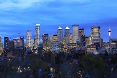 Opinião da noite skyline de Calgary, Canadá foto de stock Opinião da noite skyline de Calgary, Canadá foto de stock