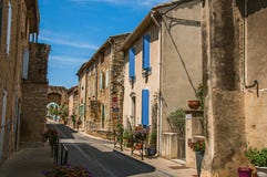 Opinião da rua com as casas de pedra no centro da cidade de Chateauneuf-du-Pape aldeola fotografia de stock royalty free Opinião da rua com as casas de pedra no centro da cidade de Chateauneuf-du-Pape aldeola fotografia de stock royalty free