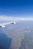 Opinião de Ariel de um voo do avião, de uma paisagem maravilhosa, de umas montanhas embaixo com céu azul e de umas nuvens imagens de stock Opinião de Ariel de um voo do avião, de uma paisagem maravilhosa, de umas montanhas embaixo com céu azul e de umas nuvens imagens de stock