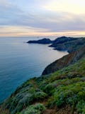 Opinião de Cliffside do oceano como visto de Marin Headlands imagens de stock Opinião de Cliffside do oceano como visto de Marin Headlands imagens de stock