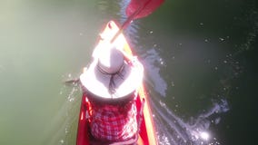 Opinião de ângulo superior a mulher que Kayaking na câmera POV da ação da lagoa da menina que rema no barco do caiaque filme Opinião de ângulo superior a mulher que Kayaking na câmera POV da ação da lagoa da menina que rema no barco do caiaque filme