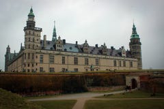 Opinião do castelo de Kronborg em Helsingor, Dinamarca imagem de stock royalty free Opinião do castelo de Kronborg em Helsingor, Dinamarca imagem de stock royalty free