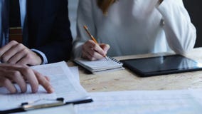A opinião do close-up os executivos agrupa o trabalho com relatórios e originais financeiros filme A opinião do close-up os executivos agrupa o trabalho com relatórios e originais financeiros filme