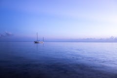Opinião do por do sol na ilha de Praslin, Seychelles imagem de stock Opinião do por do sol na ilha de Praslin, Seychelles imagem de stock