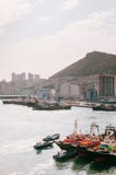 Opinião do porto de Busan no mercado do marisco de Jagalchi, Busan, Kore sul imagens de stock royalty free Opinião do porto de Busan no mercado do marisco de Jagalchi, Busan, Kore sul imagens de stock royalty free