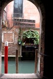 Opinião do restaurante do canal de Veneza foto de stock Opinião do restaurante do canal de Veneza foto de stock