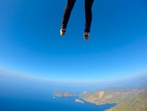 Opinião do voo do parapente acima da lagoa azul de Oludeniz próximo a Fethiye, Turquia foto de stock royalty free Opinião do voo do parapente acima da lagoa azul de Oludeniz próximo a Fethiye, Turquia foto de stock royalty free