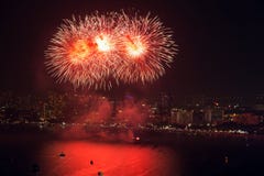 Opinião e fogos-de-artifício da noite Imagem de Stock Opinião e fogos-de-artifício da noite Imagem de Stock