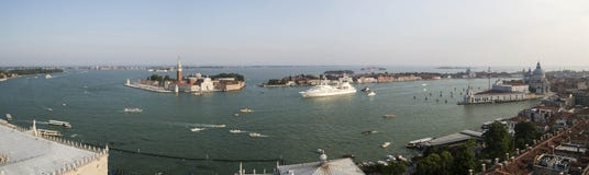 Opinião a lagoa de Veneza e o San Giorgio Maggiore Island do Campanile de St Mark imagens de stock Opinião a lagoa de Veneza e o San Giorgio Maggiore Island do Campanile de St Mark imagens de stock