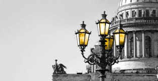 Opinião preto e branco Saint Isaac Cathedral em St Petersburg com a lâmpada de rua do vintage da cor com luz amarela imagem de stock Opinião preto e branco Saint Isaac Cathedral em St Petersburg com a lâmpada de rua do vintage da cor com luz amarela imagem de stock