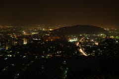A opinião superior da cidade da noite arrasta a exposição longa imagens de stock A opinião superior da cidade da noite arrasta a exposição longa imagens de stock