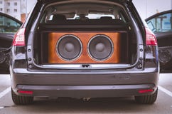 Opinião traseira um carro, um tronco e um Front Doors Opened, com sistema de áudio instalado do carro, os oradores sadios e os or imagens de stock royalty free Opinião traseira um carro, um tronco e um Front Doors Opened, com sistema de áudio instalado do carro, os oradores sadios e os or imagens de stock royalty free