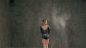 Opinião traseira uma menina do dançarino que que move-se na nuvem da poeira ou do pó branco no fundo cinzento no estúdio Bailado vídeos de arquivo Opinião traseira uma menina do dançarino que que move-se na nuvem da poeira ou do pó branco no fundo cinzento no estúdio Bailado vídeos de arquivo