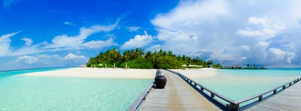 Opinião tropical bonita do panorama da ilha em Maldivas fotos de stock royalty free Opinião tropical bonita do panorama da ilha em Maldivas fotos de stock royalty free