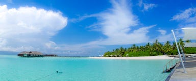 Opinião tropical bonita do panorama da praia em Maldivas fotos de stock royalty free Opinião tropical bonita do panorama da praia em Maldivas fotos de stock royalty free