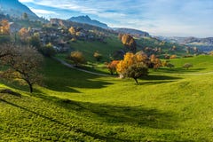 Opinión asombrosa del otoño del pueblo típico de Suiza cerca de la ciudad de Interlaken Fotografía de archivo Opinión asombrosa del otoño del pueblo típico de Suiza cerca de la ciudad de Interlaken Fotografía de archivo