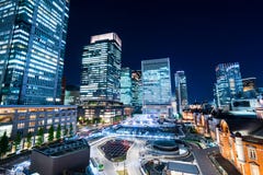 Opinión aérea de la noche de la ciudad del horizonte del ojo moderno panorámico del pájaro con la estación de Tokio bajo respland foto de archivo libre de regalías Opinión aérea de la noche de la ciudad del horizonte del ojo moderno panorámico del pájaro con la estación de Tokio bajo respland foto de archivo libre de regalías