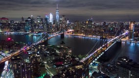 Opinión aérea de la noche de Manhattan, New York City Edificios altos Dronelapse de Timelapse almacen de video Opinión aérea de la noche de Manhattan, New York City Edificios altos Dronelapse de Timelapse almacen de video