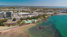 Opinión aérea del abejón de la laguna de la ensenada del acuerdo, Redcliffe, Australia almacen de metraje de vídeo Opinión aérea del abejón de la laguna de la ensenada del acuerdo, Redcliffe, Australia almacen de metraje de vídeo