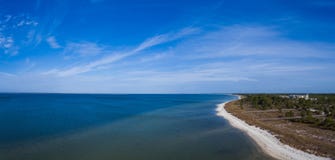 Opinión aérea del panorama de una playa de la Florida imagenes de archivo Opinión aérea del panorama de una playa de la Florida imagenes de archivo