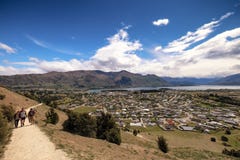 Opinión aérea escénica los turistas que suben la colina del elefante en el wanaka, Nueva Zelanda fotografía de archivo libre de regalías Opinión aérea escénica los turistas que suben la colina del elefante en el wanaka, Nueva Zelanda fotografía de archivo libre de regalías