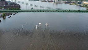 Opinión aérea Jet Skiers en el PA del río Delaware Philadelphia almacen de metraje de vídeo Opinión aérea Jet Skiers en el PA del río Delaware Philadelphia almacen de metraje de vídeo