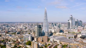 Opinión aérea panorámica de la ciudad de Londres alrededor de la torre de cristal el casco y los rascacielos fotografía de archivo libre de regalías Opinión aérea panorámica de la ciudad de Londres alrededor de la torre de cristal el casco y los rascacielos fotografía de archivo libre de regalías