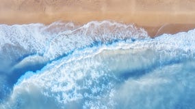 Opinión aérea sobre las ondas en el tiempo de verano imagenes de archivo Opinión aérea sobre las ondas en el tiempo de verano imagenes de archivo