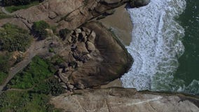 Opinión aérea sobre las ondas y las rocas del mar Fondo hermoso de la naturaleza Colina de Arpoador Opinión aérea sobre las ondas y las rocas del mar Fondo hermoso de la naturaleza Colina de Arpoador