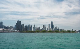 Opinión céntrica del horizonte de Chicago de un barco fotografía de archivo libre de regalías Opinión céntrica del horizonte de Chicago de un barco fotografía de archivo libre de regalías