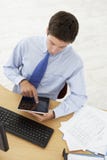 Opinión de arriba el hombre que trabaja en el escritorio usando la tableta de Digitaces foto de archivo libre de regalías Opinión de arriba el hombre que trabaja en el escritorio usando la tableta de Digitaces foto de archivo libre de regalías